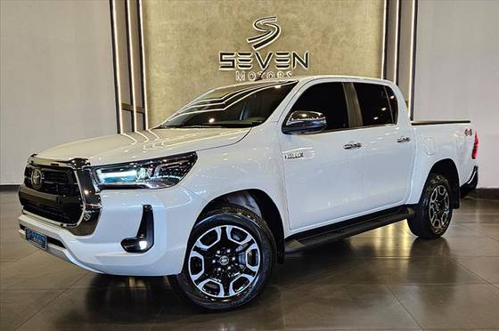 TOYOTA HILUX 2.8 D-4D TURBO DIESEL CD SRX 4X4 AUTOMÁTICO